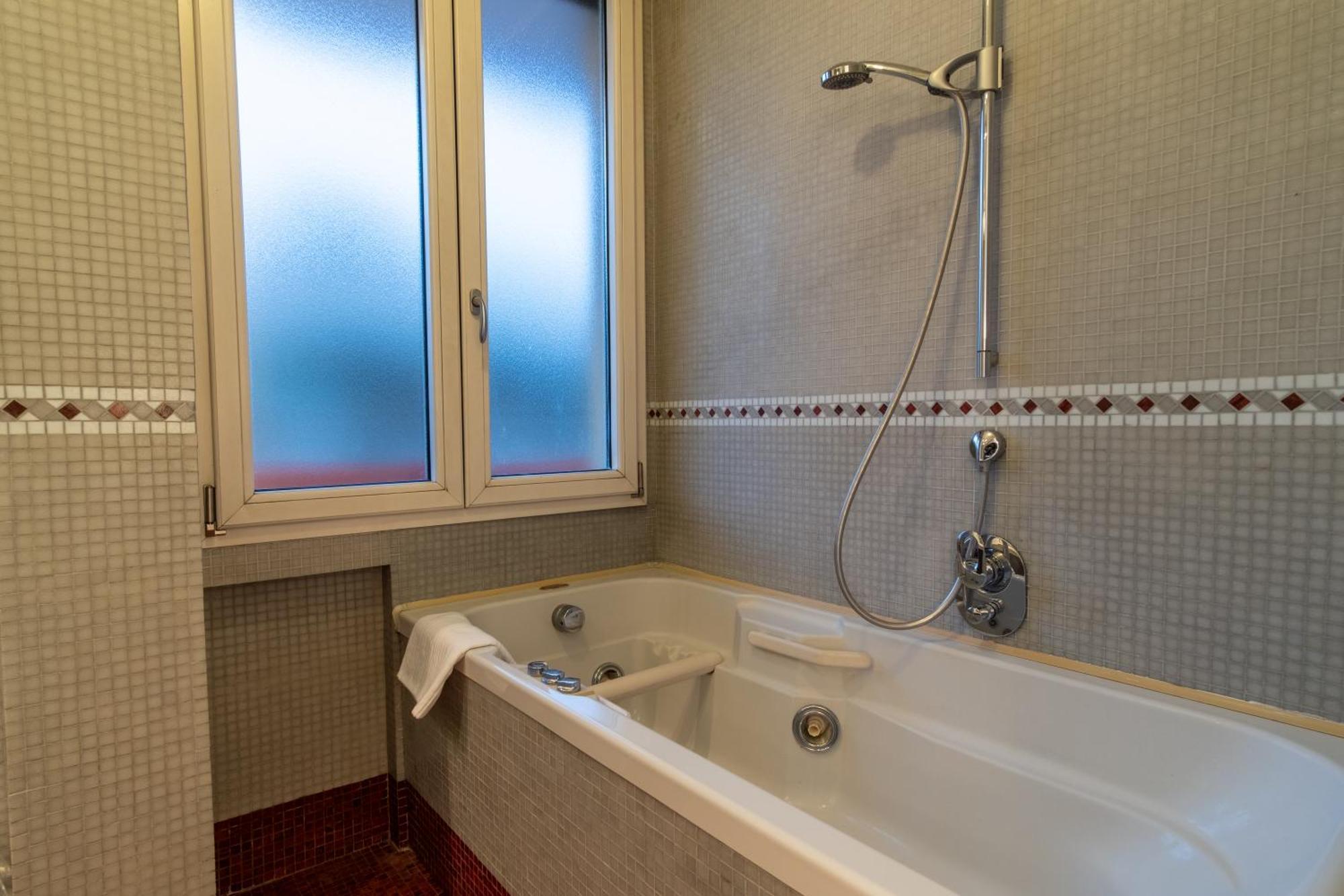 Attic With Terrace And Jacuzzi - Luxury Apartment Róma Kültér fotó
